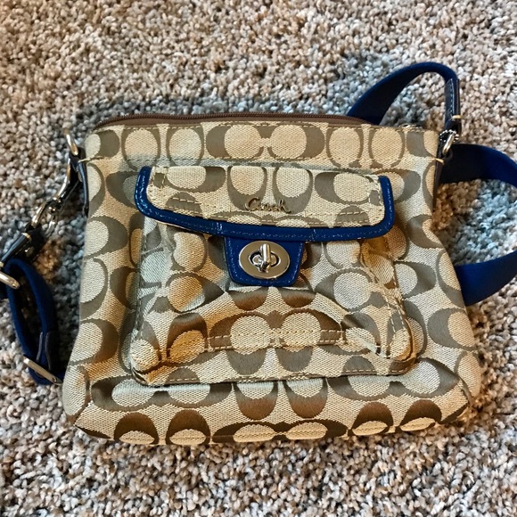 ❌SOLD❌Authentic Signature Coach Crossbody Purse - Picture 3 of 6